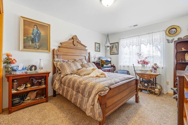 4400 Mt Daniel Ct, West Richland, WA 99353