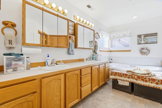 4400 Mt Daniel Ct, West Richland, WA 99353