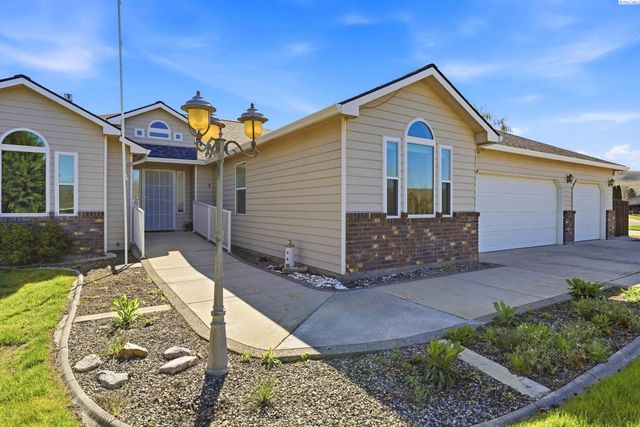 4400 Mt Daniel Ct, West Richland, WA 99353