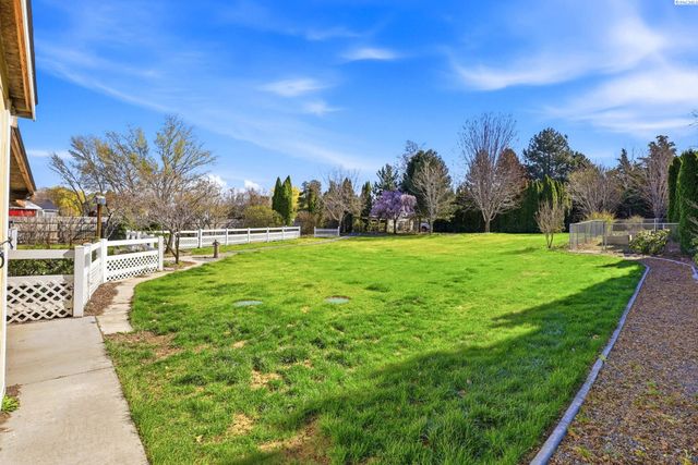 4400 Mt Daniel Ct, West Richland, WA 99353