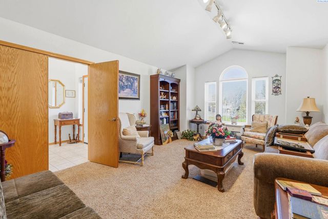 4400 Mt Daniel Ct, West Richland, WA 99353