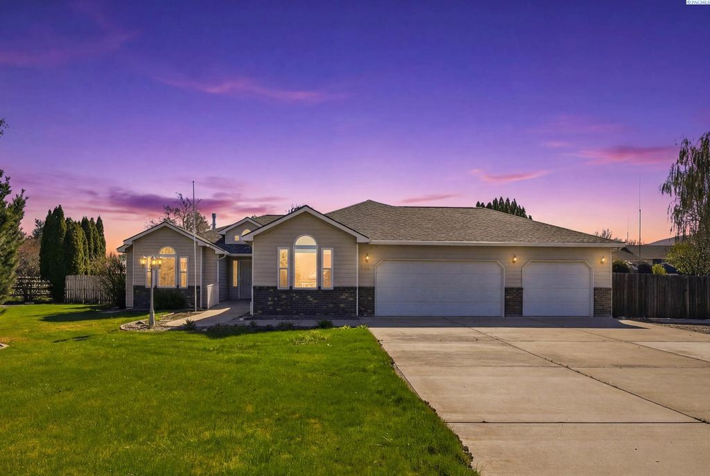 4400 Mt Daniel Ct, West Richland, WA 99353