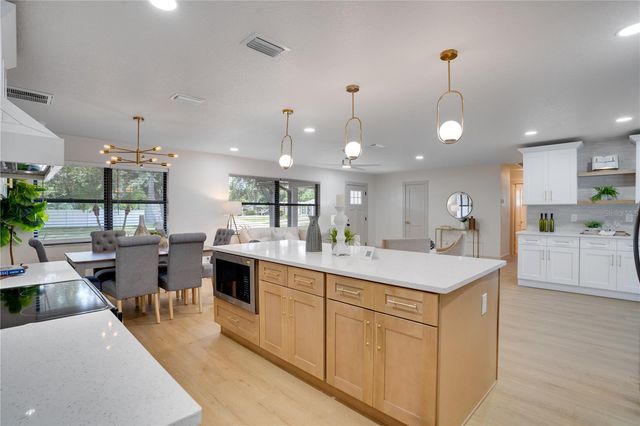 2239 68TH AVENUE N, St Petersburg, FL 33702