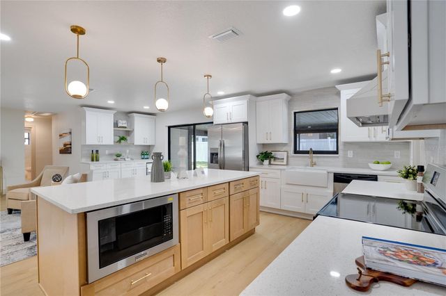 2239 68TH AVENUE N, St Petersburg, FL 33702