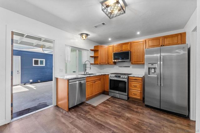 9401 Carlton Oaks Drive E, Santee, CA 92071