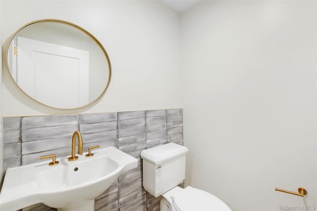 695 Merrick Avenue 304, Westbury, NY 11590