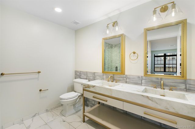 695 Merrick Avenue 304, Westbury, NY 11590