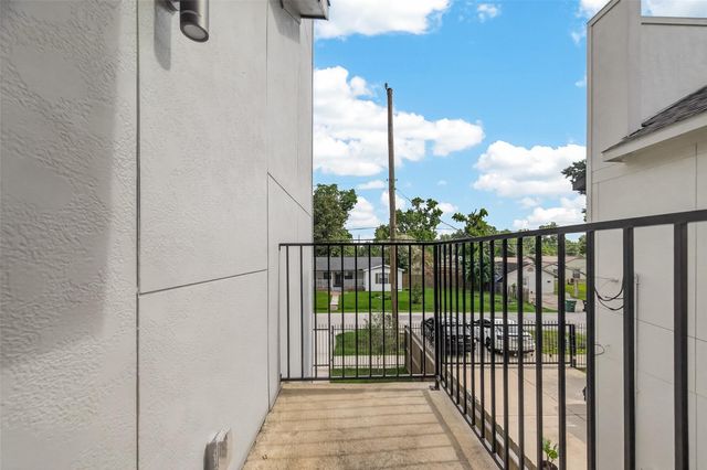90 Burress Street A, Houston, TX 77022