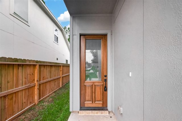 90 Burress Street A, Houston, TX 77022