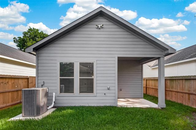 90 Burress Street A, Houston, TX 77022