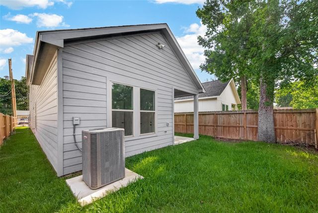 90 Burress Street A, Houston, TX 77022