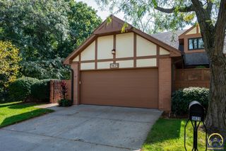 5623 SW Hawick LN, Topeka, KS 66614