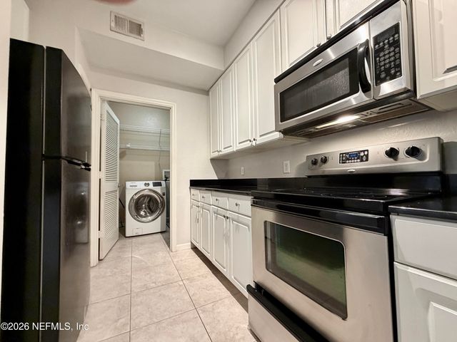 8539 GATE Parkway W 1724, Jacksonville, FL 32216