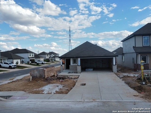8558 Catnip Pass, Elmendorf, TX 78112