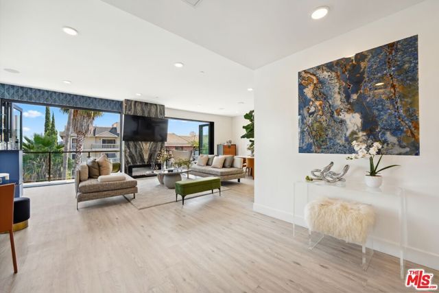 137 N Doheny Drive 1, West Hollywood, CA 90048