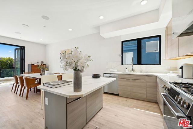 137 N Doheny Drive 1, West Hollywood, CA 90048