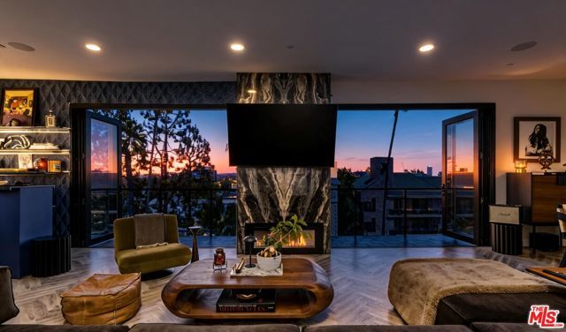 137 N Doheny Drive 1, West Hollywood, CA 90048