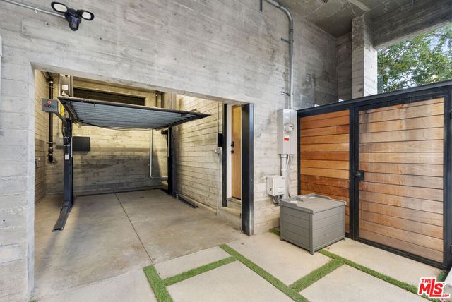 1033 N Vista Street, West Hollywood, CA 90046