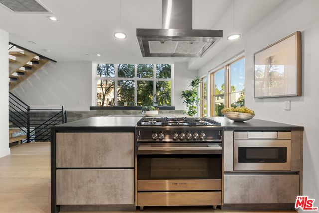 1033 N Vista Street, West Hollywood, CA 90046