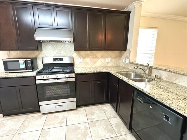 1934 Acorn Glen Trail, Fresno, TX 77545