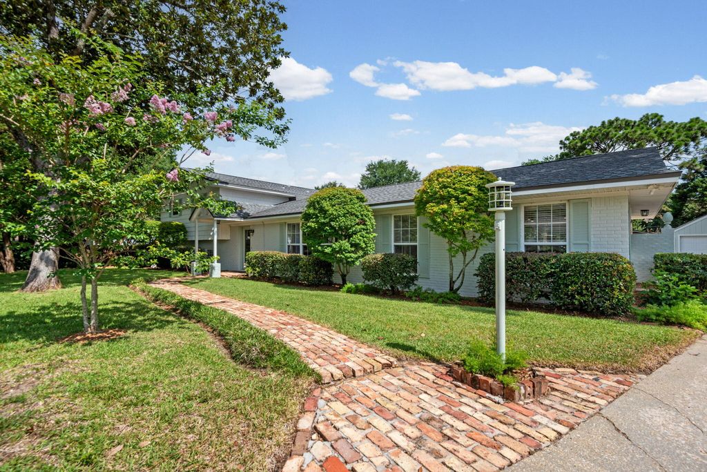 Image 1 of property listing at 5 Maple Avenue, Shalimar, FL 32579