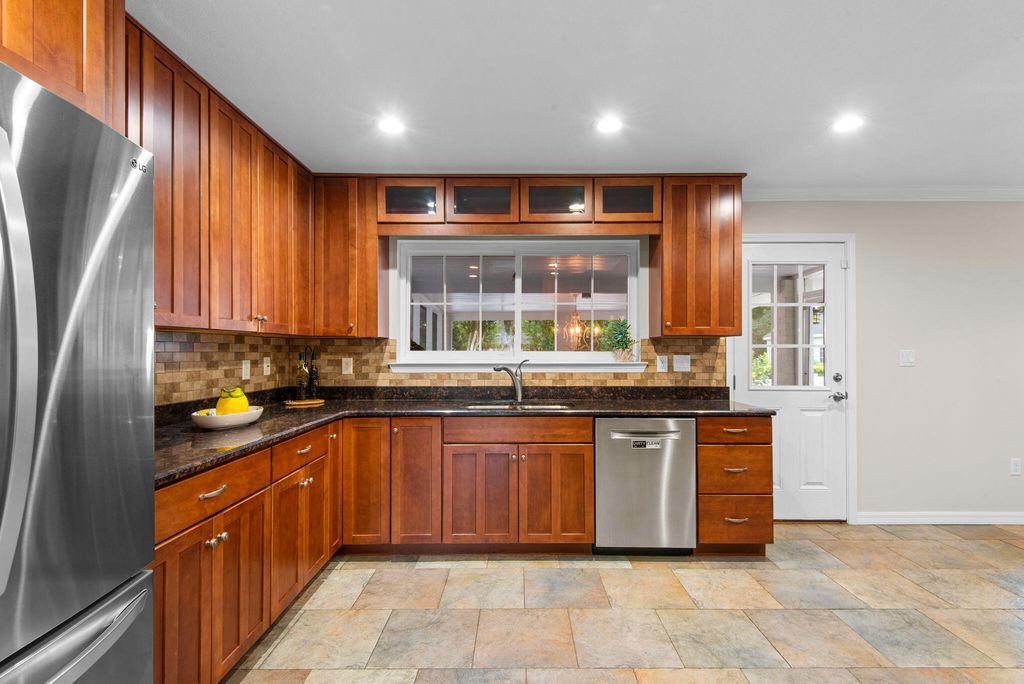 Image 13 of property listing at 5 Maple Avenue, Shalimar, FL 32579