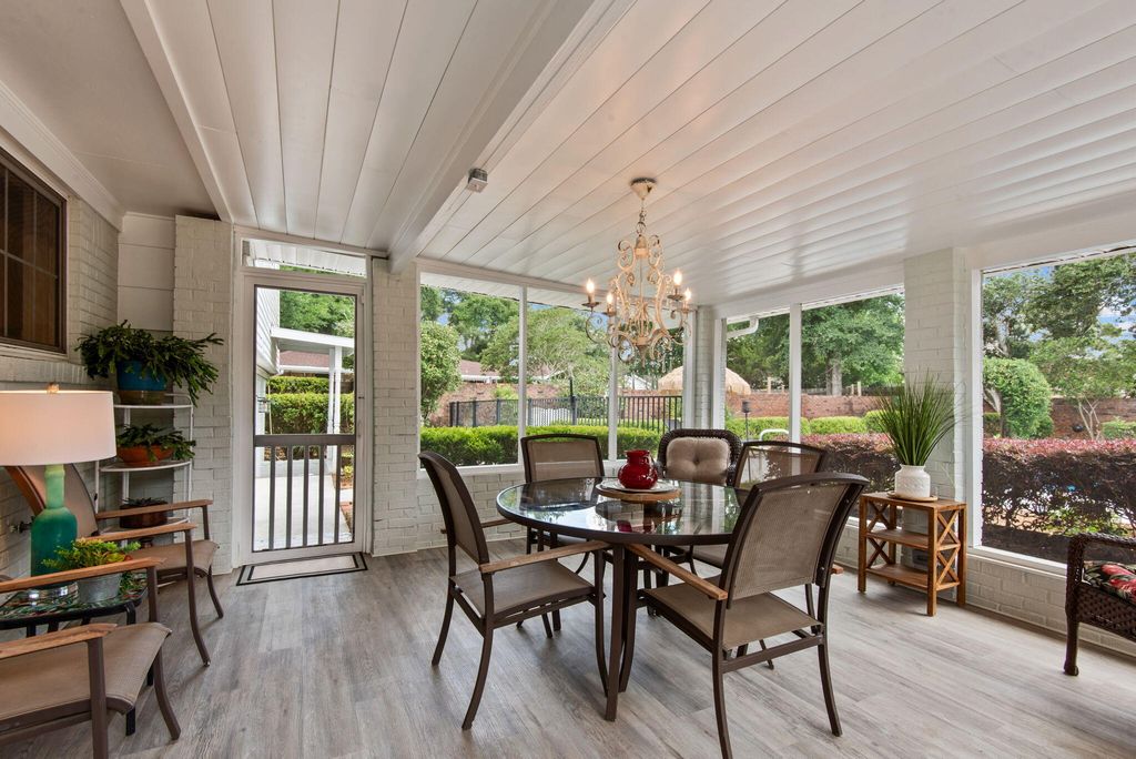 Image 14 of property listing at 5 Maple Avenue, Shalimar, FL 32579