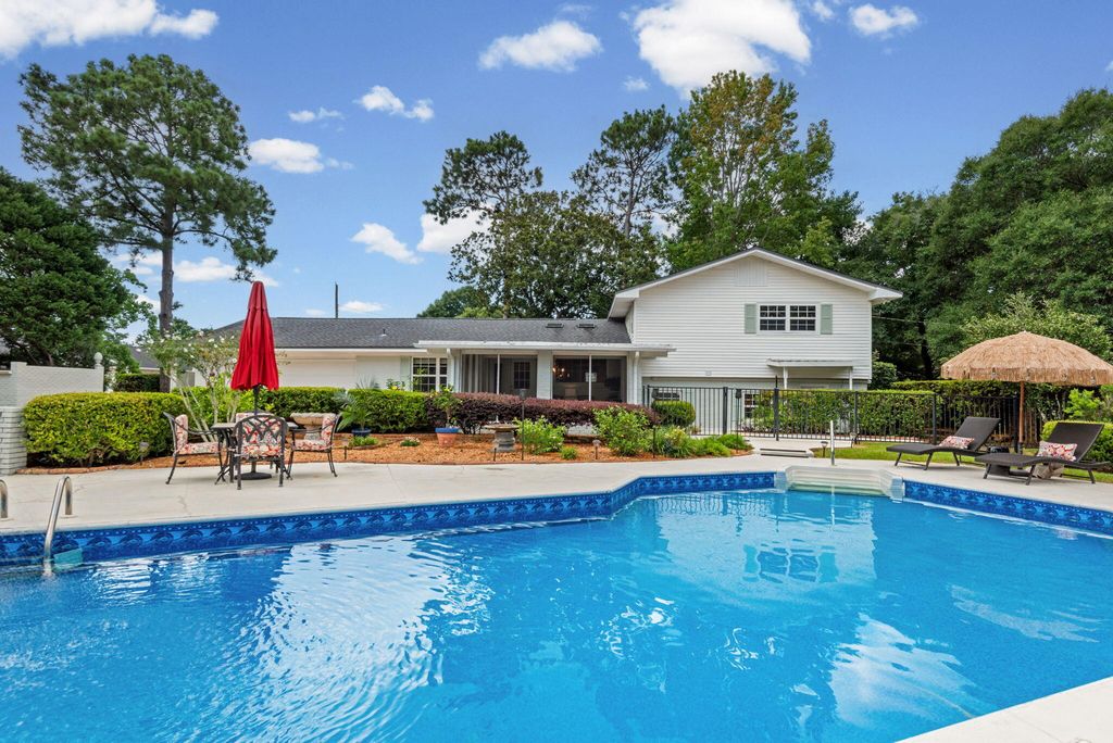 Image 2 of property listing at 5 Maple Avenue, Shalimar, FL 32579