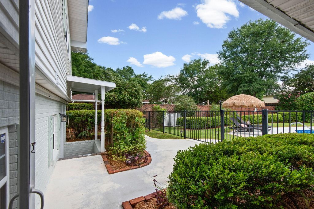 Image 38 of property listing at 5 Maple Avenue, Shalimar, FL 32579