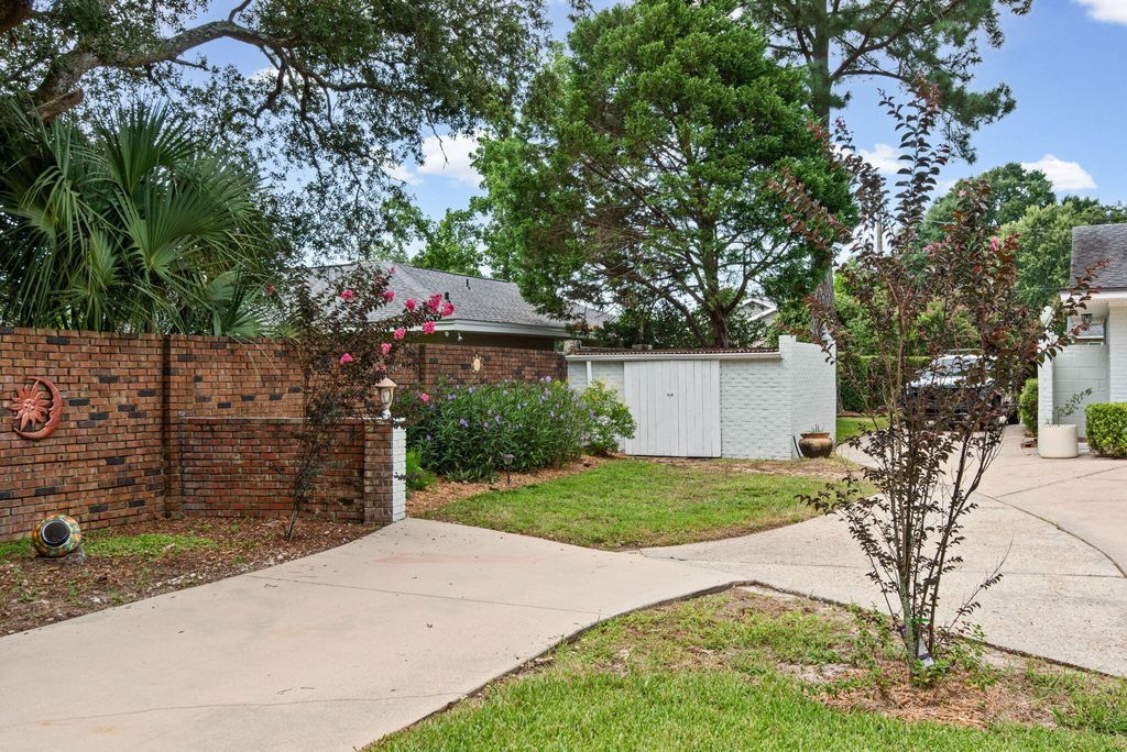 Image 40 of property listing at 5 Maple Avenue, Shalimar, FL 32579