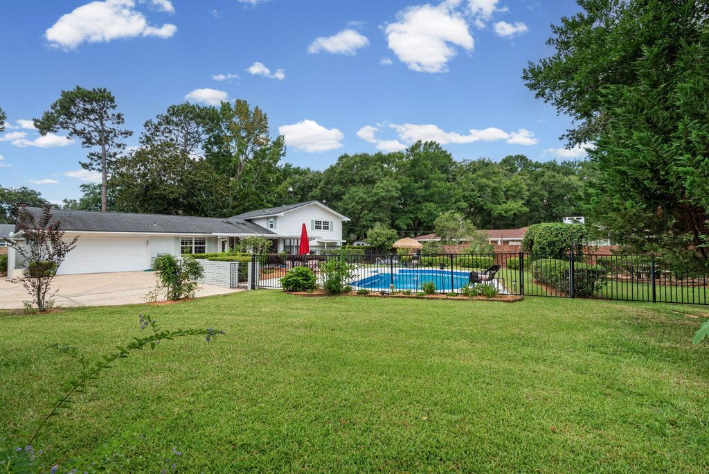 Image 41 of property listing at 5 Maple Avenue, Shalimar, FL 32579