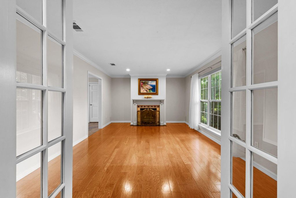 Image 6 of property listing at 5 Maple Avenue, Shalimar, FL 32579