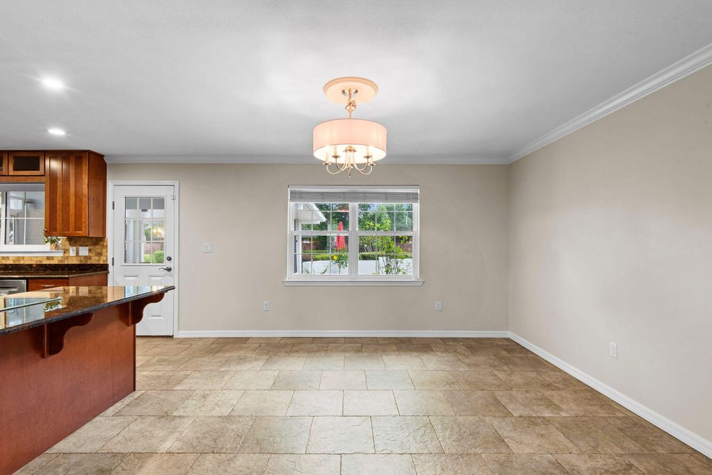 Image 9 of property listing at 5 Maple Avenue, Shalimar, FL 32579