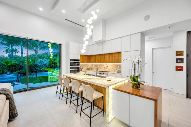 215 NE 28TH Court, Wilton Manors, FL 33334