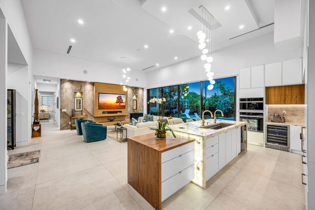 215 NE 28TH Court, Wilton Manors, FL 33334