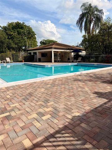 8646 SW 94th St, Miami, FL 33156