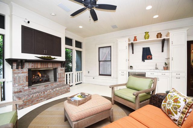 209 E Woodland Street, Houston, TX 77009