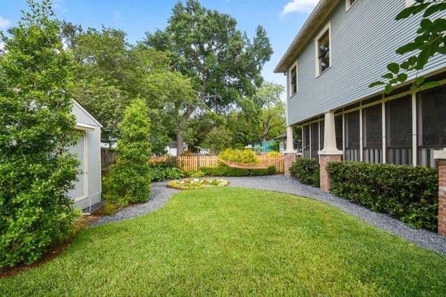 209 E Woodland Street, Houston, TX 77009