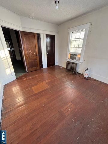 15 Albion Street, Passaic, NJ 07055