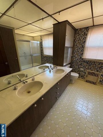 15 Albion Street, Passaic, NJ 07055