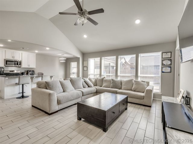 1917 E Van Buren Street, Broken Arrow, OK 74011