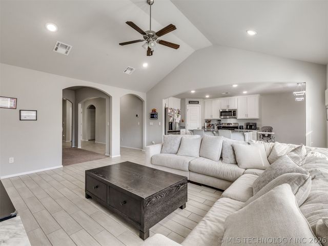 1917 E Van Buren Street, Broken Arrow, OK 74011