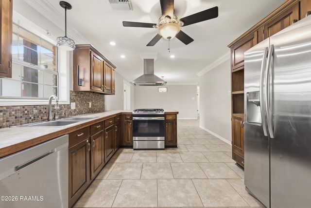 812 E F Street, Rayne, LA 70578