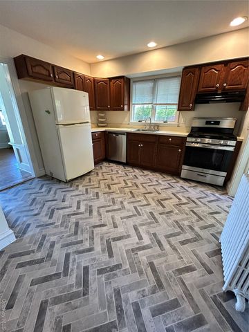 24 Arnold Avenue, West Babylon, NY 11704