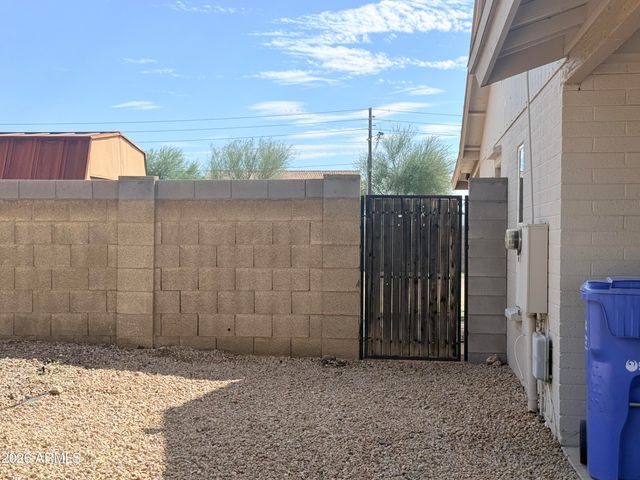 2913 W WOODRIDGE Drive, Phoenix, AZ 85053