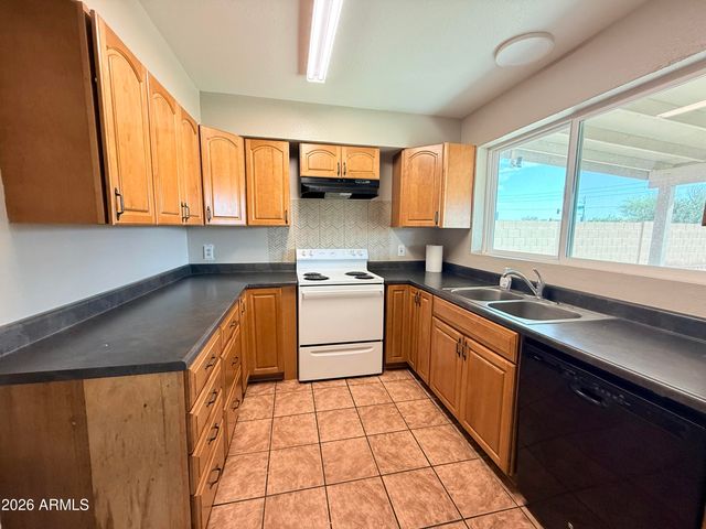 2913 W WOODRIDGE Drive, Phoenix, AZ 85053