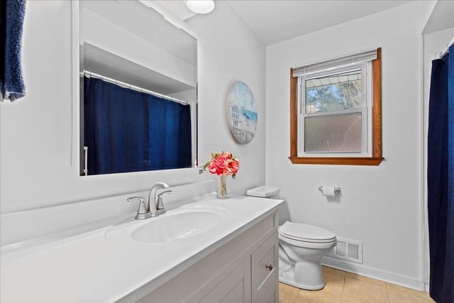 15540 W Glendale DRIVE, New Berlin, WI 53151