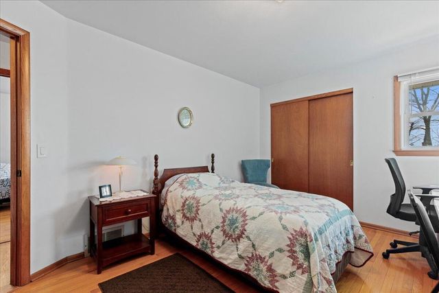 15540 W Glendale DRIVE, New Berlin, WI 53151