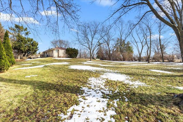 15540 W Glendale DRIVE, New Berlin, WI 53151