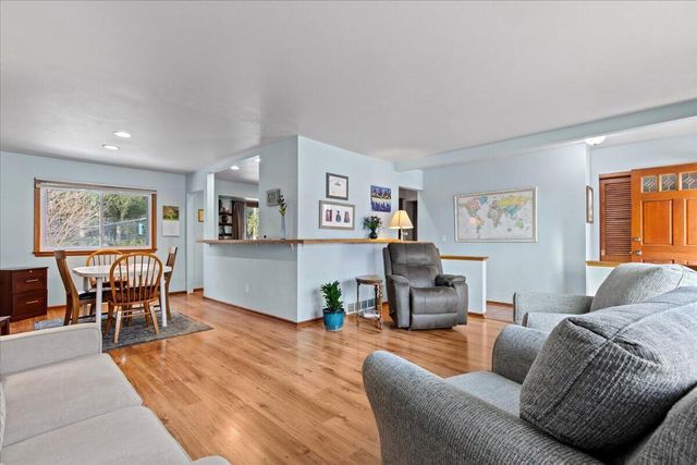 15540 W Glendale DRIVE, New Berlin, WI 53151